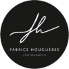 Logo de Fabrice HOUGUERES photographe de mariage. Le logo est rond sur un fond noir. FH est ecrit dessus